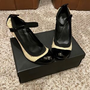 NIB BCBGMAXAZRIA MA-Fiasy in Natural Straw / Black Patent Leather Size 10M Pumps